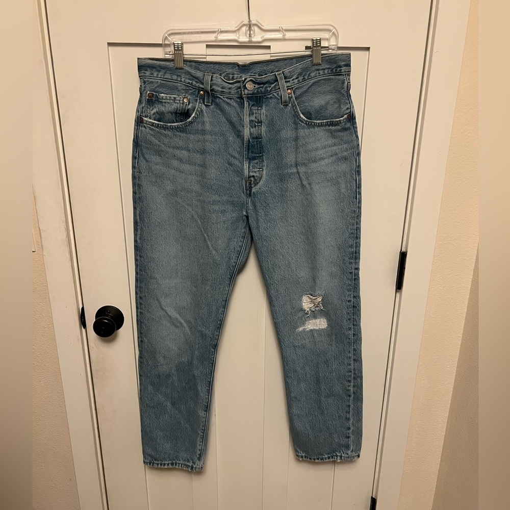 Levi’s 501 Medium Wash Denim Jeans Size W 32 L 28 Slight Distressed Button Fly